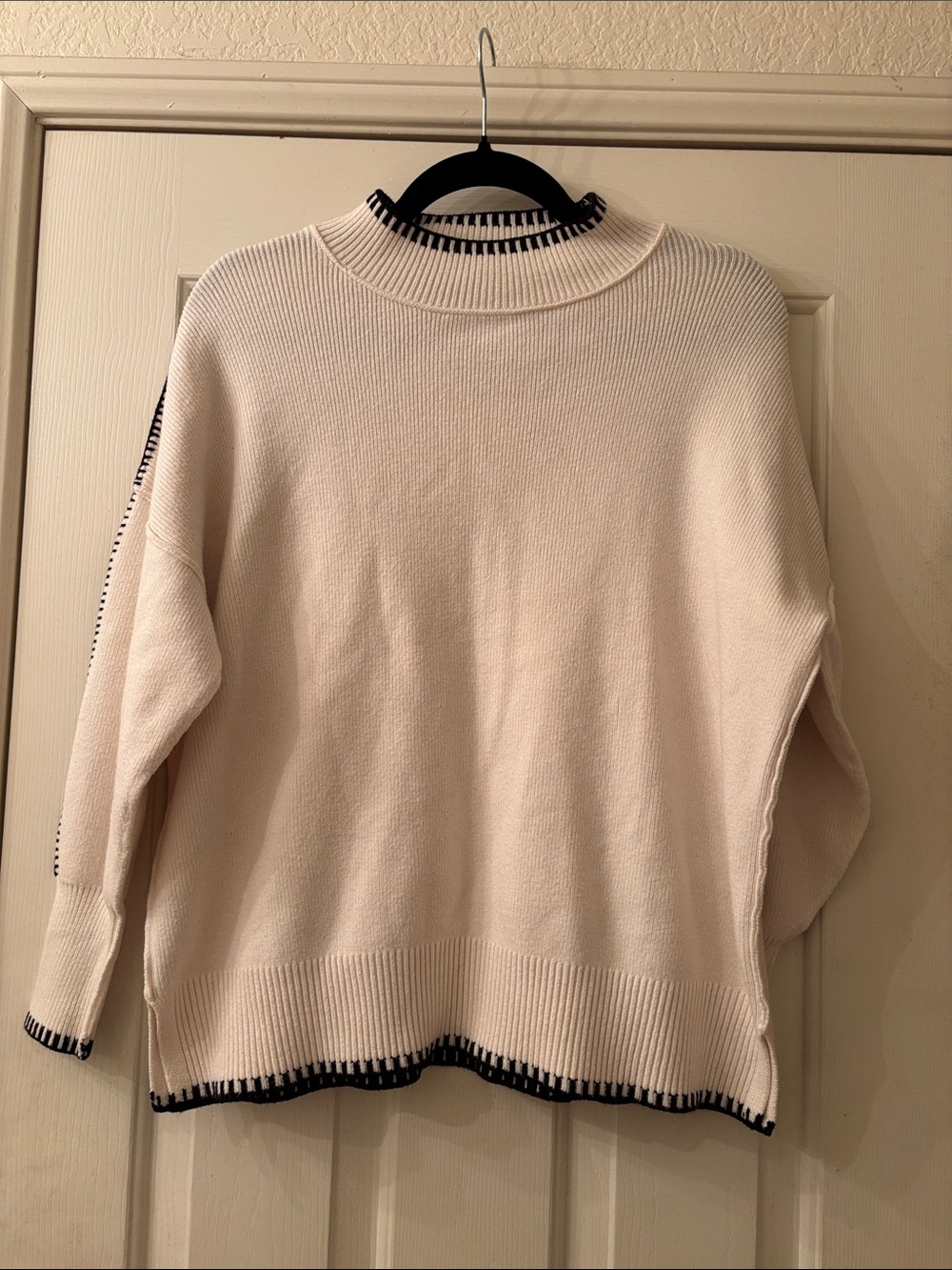 Zesica Cream Contrast-Trim Crewneck Sweater Small NWOT